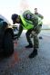 Vojensk policajti sa uia, ako vyriei dopravn nehodu 2